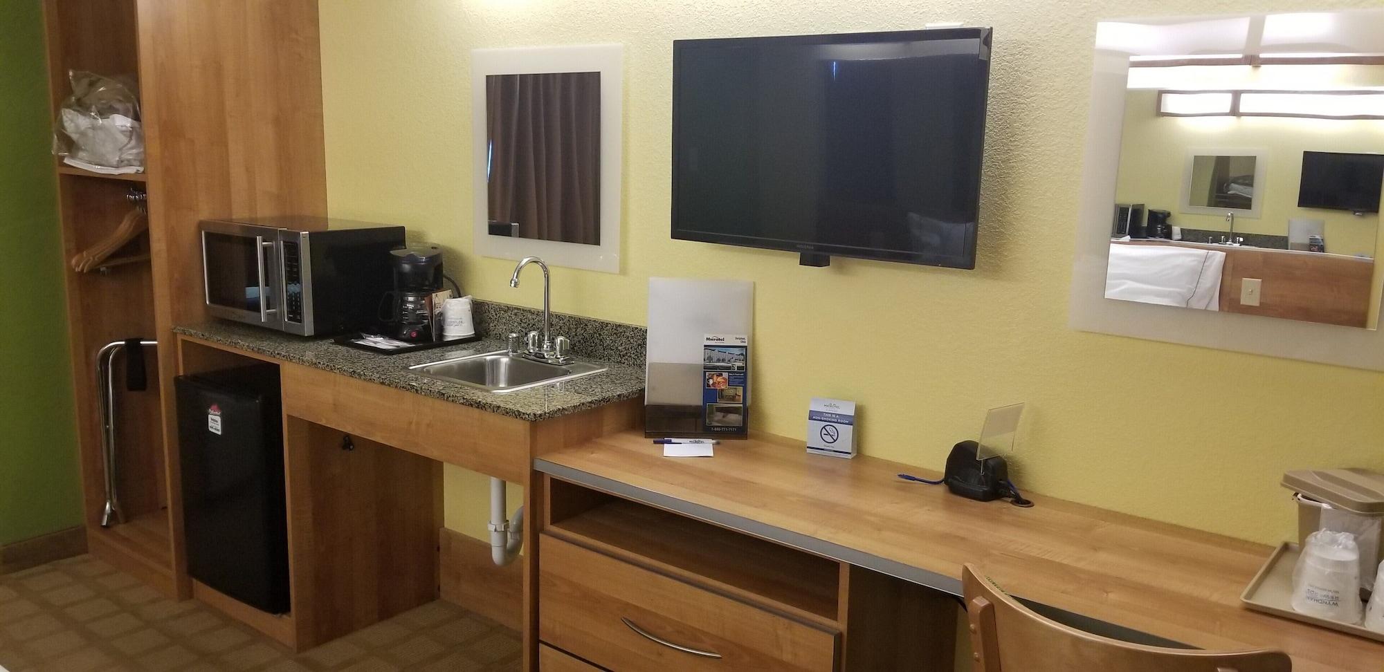 Microtel Inn & Suites By Wyndham Delphos Bagian luar foto