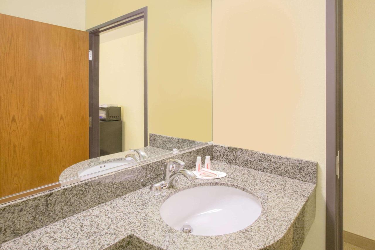 Microtel Inn & Suites By Wyndham Delphos Bagian luar foto