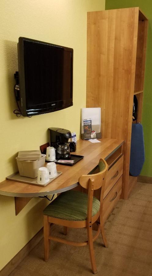 Microtel Inn & Suites By Wyndham Delphos Bagian luar foto